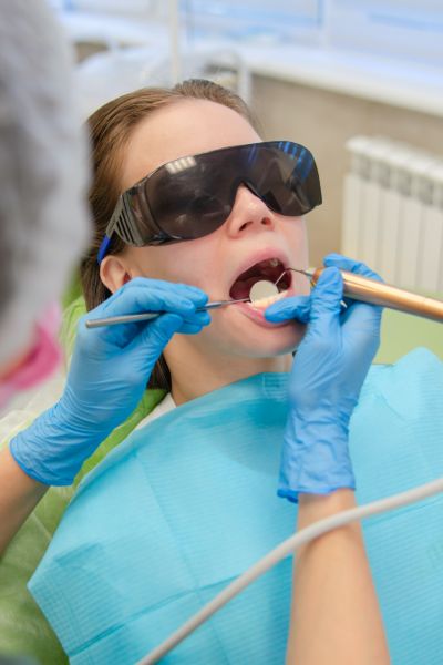 Снятие наддесневых и поддесневых зубных отложений ультразвуком